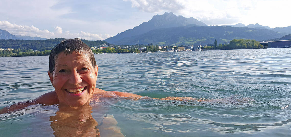 Foto von Ulrike von Blarer Zalokar, Schulgründerin, beim Schwimmen, Foto: Peter von Blarer
